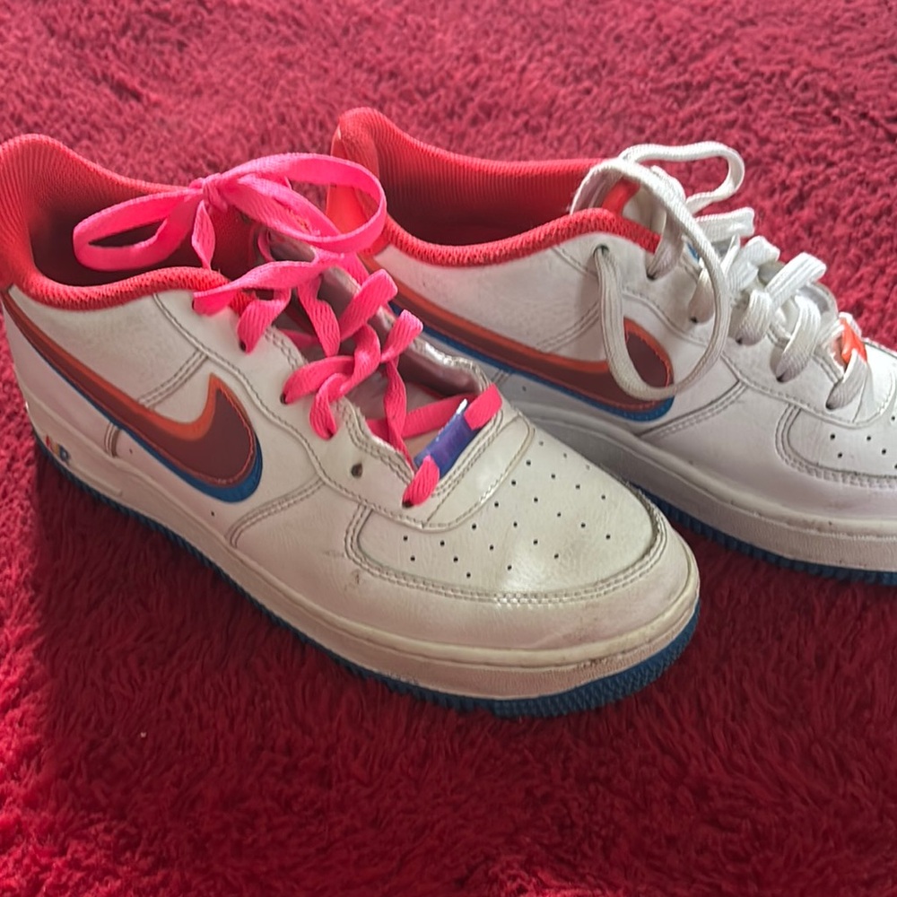 Nike White and Pink Sneakers Classic Low-Top Design